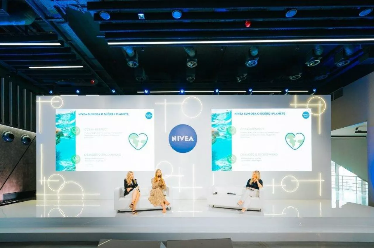 Od lewej: Monika Wasilewska, lekarz dermatolog-wenerolog, Monika Oleszak, junior brand manager Nivea Sun, oraz  Kamila Kalińczak, dziennikarka prowadząca spotkanie na scenie