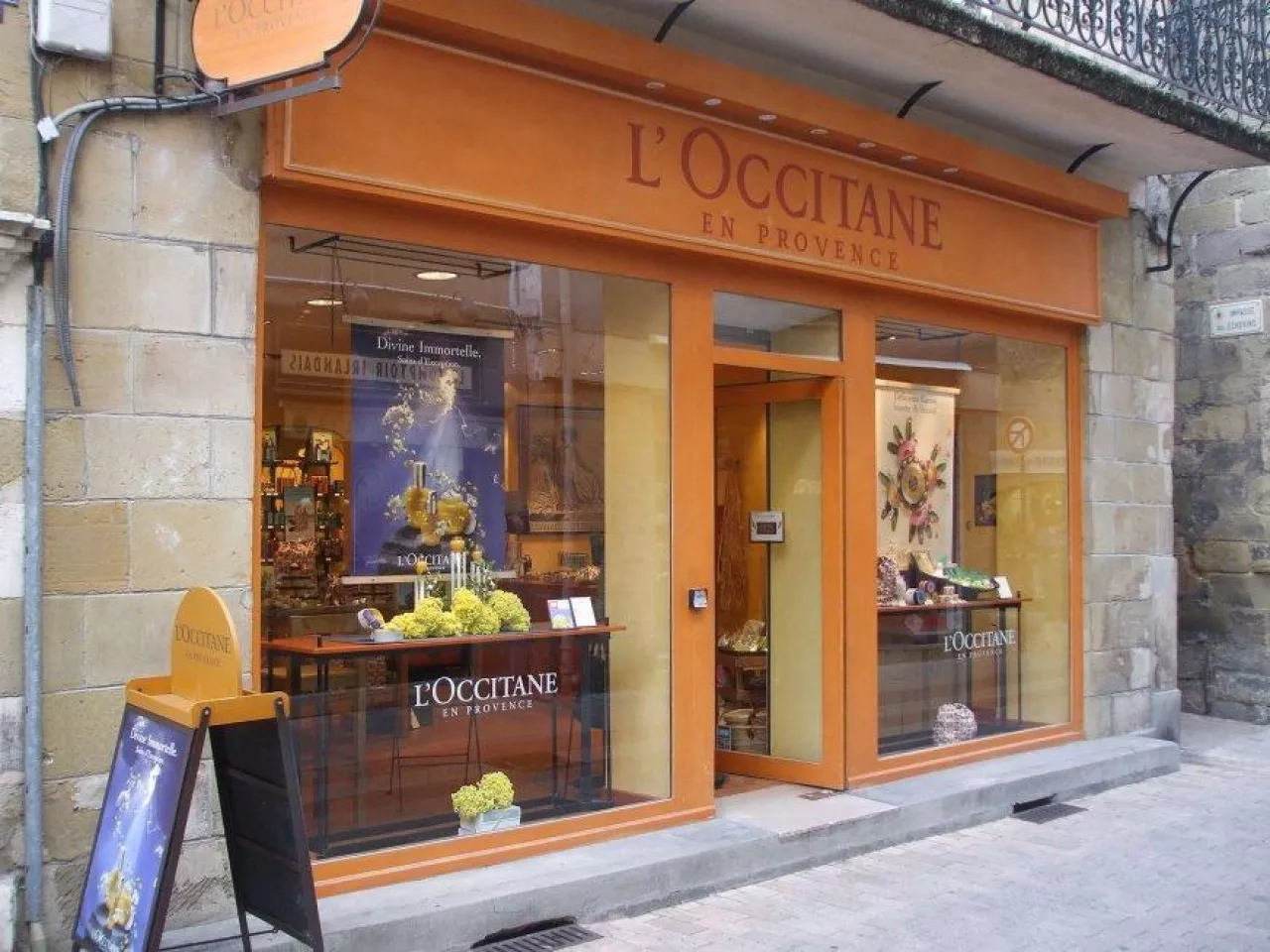 L‘Occitane to francuska marka kosmetyczna, która jest znana z luksusowych produktów do pielęgnacji skóry, ciała i włosów.