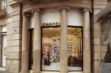 Brytyjski rząd przeanalizował dokumentację dotyczącą wypłat wynagrodzeń przez wiele firm, w tym Chanel, które okazało się nie wypłacać wynagrodzeń zgodnie z prawem.