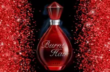 &lt;p&gt;Perfumy nadal nie uzyskały oficjalnej piramidy zapachowej, co sugeruje, że faktycznie pachną po prostu jak spalone ludzkie włosy.&lt;/p&gt;