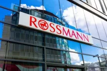 &lt;p&gt;Rossmann, pomimo znakomitych wyników finansowych, ma problem z terminowym regulowaniem należności dla swoich kontrahentów&lt;/p&gt;