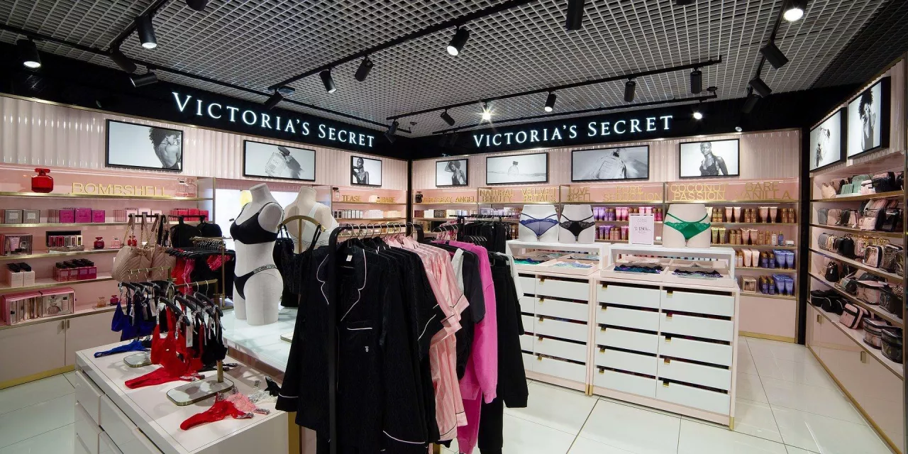 Victoria‘s Secret oferuje szeroki asortyment kosmetyczny, który obejmuje wiele różnorodnych produktów.