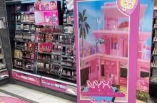 &lt;p&gt;Barbie Boxy stanęły obok szaf z kosmetykami NYX Professional Makeup w pieciu wybranych drogeriach Rossmann - w dwóch w Warszawie i po jendnej w Gdańsku, Krakowie i Łodzi&lt;/p&gt;