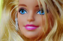 &lt;p&gt;Najsłynniejsza lalka świata, Barbara Millicent Roberts — Barbie — zainspirowała sobą tysiące kobiet i mężczyzn do pokochania różu i plastikowej estetyki.&lt;/p&gt;