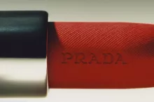 &lt;p&gt;Prada zadebiutowała z produktami Prada Beauty 1 sierpnia 2023 roku. &lt;/p&gt;