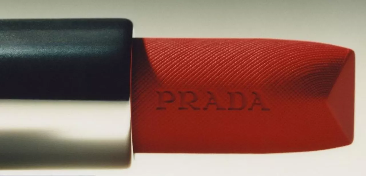 &lt;p&gt;Prada zadebiutowała z produktami Prada Beauty 1 sierpnia 2023 roku. &lt;/p&gt;