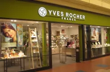 &lt;p&gt;Yves Rocher zamyka sklepy w części krajów borykając się ze skutkami pandemii i zmianą nawyków konsumenckich&lt;/p&gt;