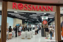 &lt;p&gt;Rossmann obniżając ceny ponad 100 produktów włącza się w ostrą rywalizację cenową m.in. z sieciami dyskontów i hipermarketów&lt;/p&gt;