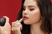 &lt;p&gt;Selena Gomez właścicielka marki Rare Beauty, piosenkarka, aktorka, producentka filmowa. 1 proc. ze sprzedaży jej marki kosmetycznej Rare Beauty jest przeznaczony na cele charytatywne&lt;/p&gt;