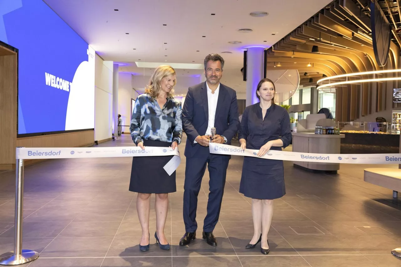 &lt;p&gt;Vincent Warnery, dyrektor generalny Beiersdorf i Nicola Lafrentz, dyrektor ds. pracy otworzyli nowe przestrzenie biura Beiersdorf wraz z dr Melanie Leonhard, hamburską senator ds. biznesu i innowacji&lt;/p&gt;