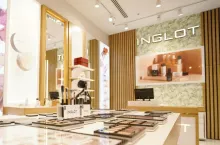 &lt;p&gt;Pierwszy sklep Inglot został otwarty we Wrocławiu w 2001 roku, a pierwszy międzynarodowy sklep Inglota powstał w 2006 roku w Montrealu w Kanadzie.&lt;/p&gt;