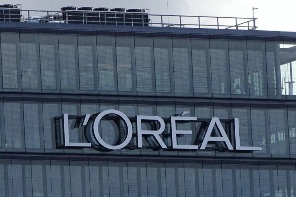<p>L‘Oréal SA to francuska firma zajmująca się higieną osobistą z siedzibą w Clichy, Hauts-de-Seine. Jest jedną z największych firm kosmetycznych na świecie i rozwinęła działalność w tej dziedzinie, koncentrując się na koloryzacji włosów, pielęgnacji skóry, ochronie przeciwsłonecznej, makijażu, perfumach i pielęgnacji włosów.</p>