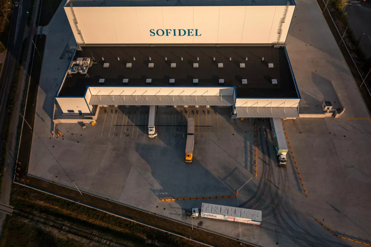 &lt;p&gt;Magazyn Sofidel w Ciechanowie znajduje się 400 metrów od zakładu produkcyjnego. Palety z gotowymi wyrobami przewożeone sa do niego przez dwie autononomiczne ciężarówki  &lt;/p&gt;