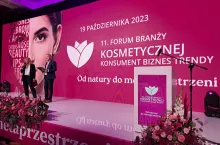 &lt;p&gt;Katarzyna Bochner i Łukasz Barbacki przywitali gości Forum Branży Kosmetycznej 2023 &lt;/p&gt;