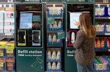 &lt;p&gt;29 kwietnia 2022: Lidl ogłosił testy pierwszej w Wielkiej Brytanii ”inteligentnej” stacji uzupełniania detergentu do prania w supermarkecie, we współpracy z chilijskim start-upem Algramo, start-upem zajmującym się zrównoważonym rozwojem. Sześciomiesięczny pilotaż, rozpoczęty w Kingswinford w West Midlands, pozwolił zaoszczędzić 2970 jednorazowych plastikowych pojemników w jednym sklepie.&lt;/p&gt;