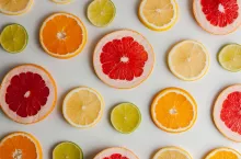 &lt;p&gt;Do cytrusów zaliczamy owoce takie jak pomarańcze, cytryny, limonki, grejpfruty, mandarynki i pomelo. Charakteryzują się świeżym smakiem i wysoką zawartością witaminy C.&lt;/p&gt;