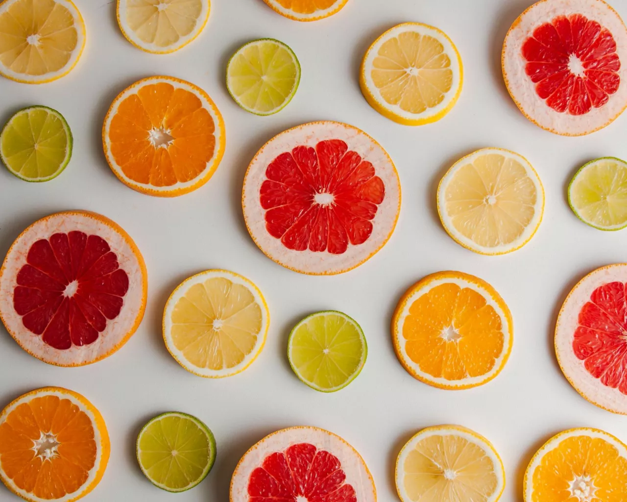 &lt;p&gt;Do cytrusów zaliczamy owoce takie jak pomarańcze, cytryny, limonki, grejpfruty, mandarynki i pomelo. Charakteryzują się świeżym smakiem i wysoką zawartością witaminy C.&lt;/p&gt;