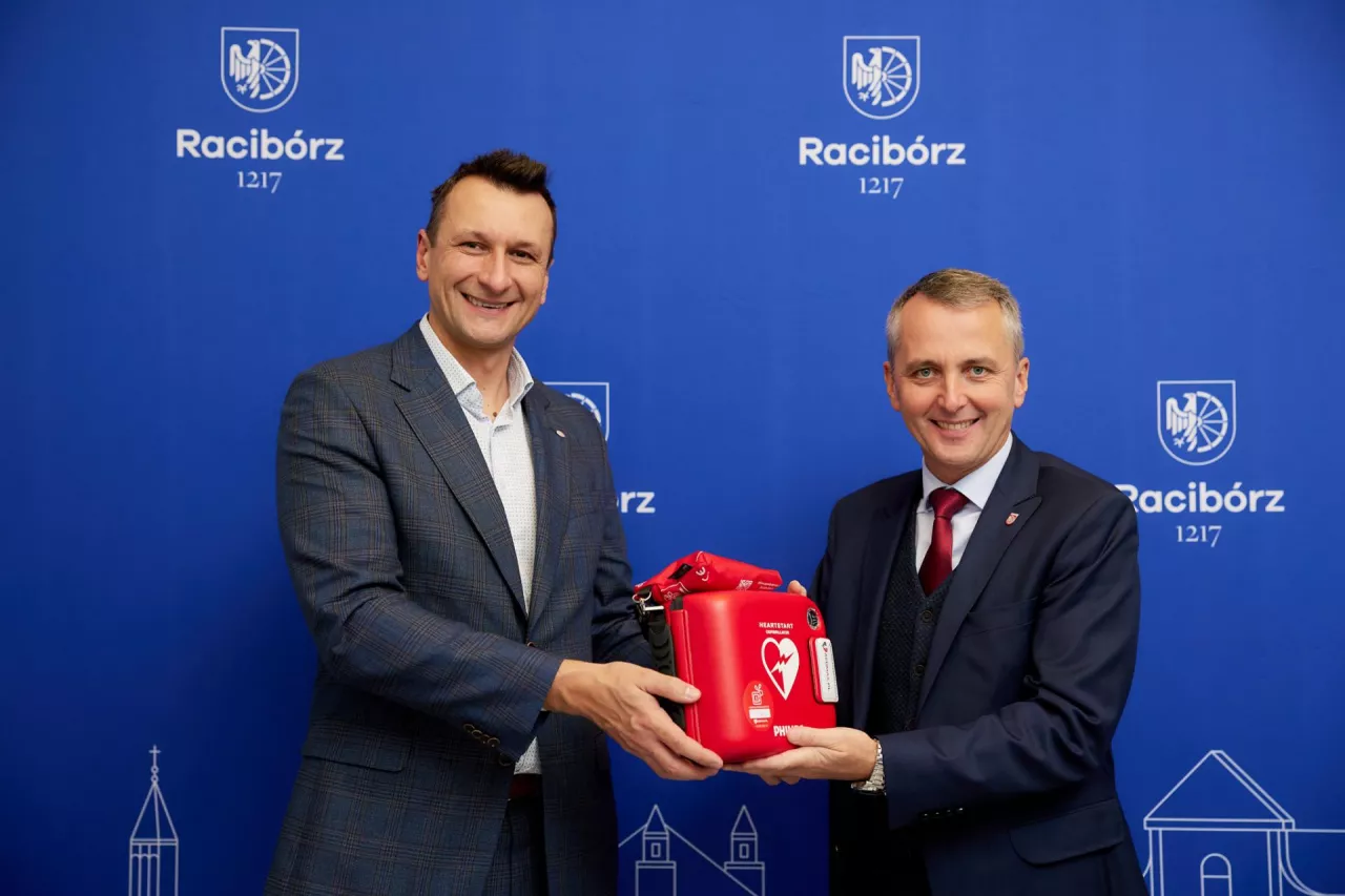 &lt;p&gt;Dariusz Polowy, prezydent Raciborza i Wojciech Fabiańczyk, dyrektor fabryki, Henkel Polska (z lewej) - przekazanie defibrylatorów&lt;/p&gt;