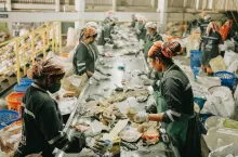 &lt;p&gt;Kobiety pracujące w sortowni odpadów w Indiach, należacej do organizacji Green Worms&lt;/p&gt;