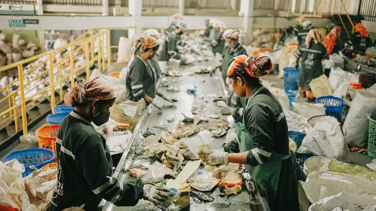 &lt;p&gt;Kobiety pracujące w sortowni odpadów w Indiach, należacej do organizacji Green Worms&lt;/p&gt;