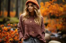 &lt;p&gt;Kobieta w jesiennej stylizacji i swetrze w parku&lt;/p&gt;