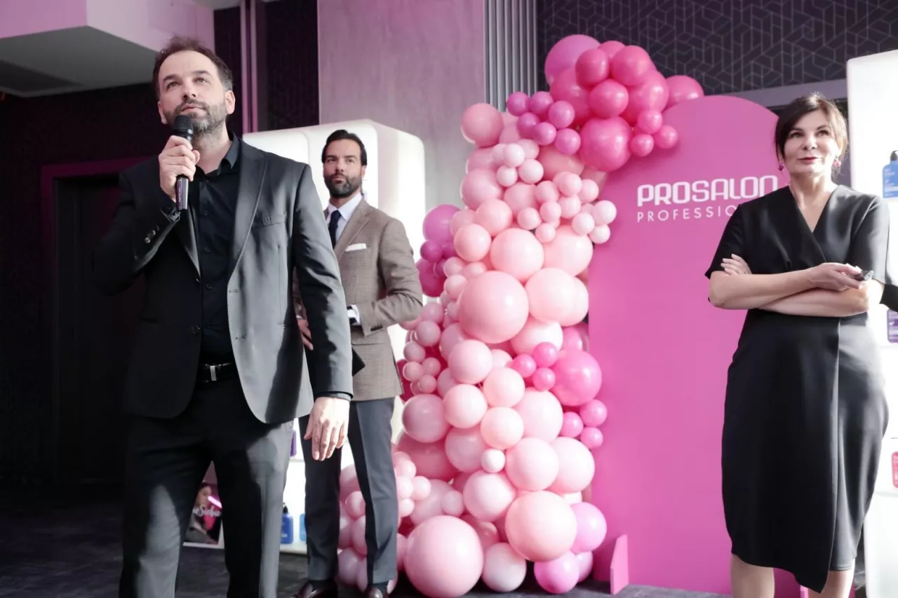 &lt;p&gt;Katarzyna Kostrzyńska, dyrektor marketingu w firmie Chantal i Konrado Moreno prowadzący konferencję związaną z premierą nowych linii Prosalon Professional&lt;/p&gt;