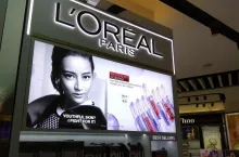 &lt;p&gt;Firma L‘Oréal choć zamknęła swoje sklepy w Rosji, to nie zatrzymała produkcji w rosyjskiej fabryce&lt;/p&gt;