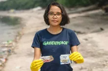 &lt;p&gt;Greenpeace prezentuje na swojej stronie całą galerię wolontariuszy i wolontariuszek zbierających opakowania produktów Unilever z plaż.&lt;/p&gt;