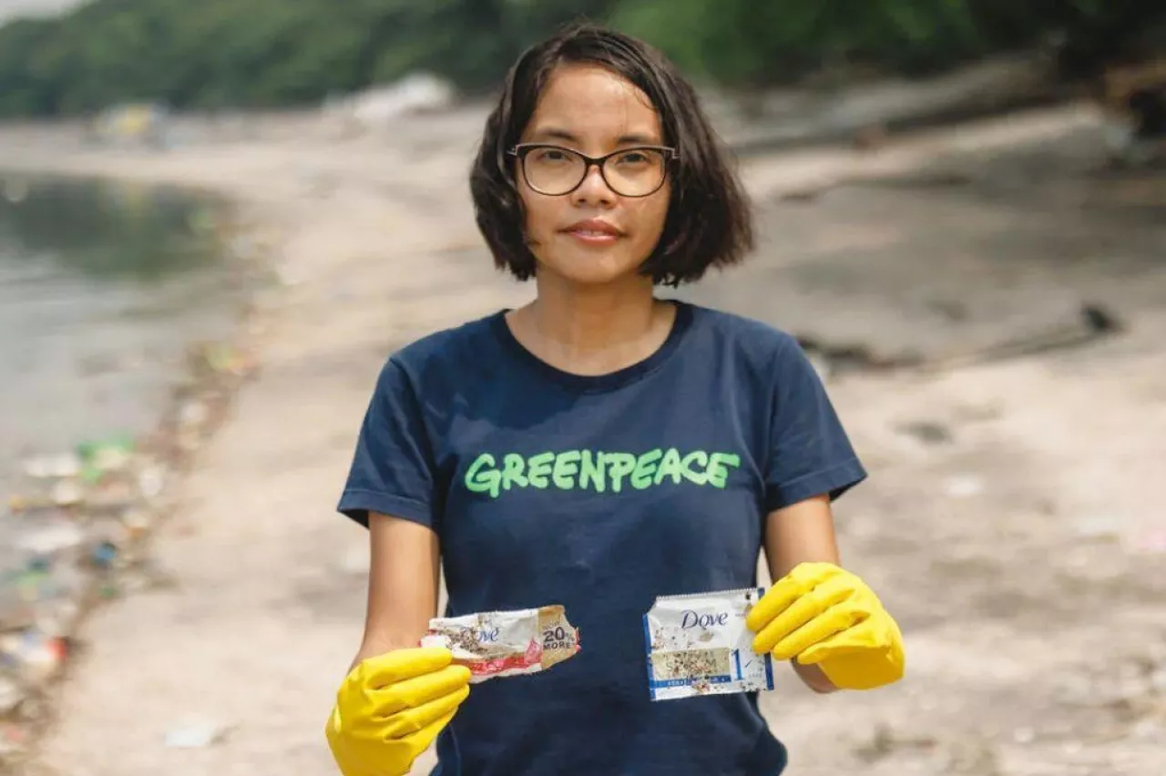 &lt;p&gt;Greenpeace prezentuje na swojej stronie całą galerię wolontariuszy i wolontariuszek zbierających opakowania produktów Unilever z plaż.&lt;/p&gt;