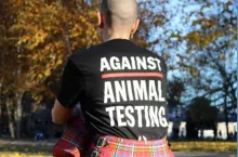 &lt;p&gt;Against Animal Testing - kultowa koszulka The Body Shop powróciła do sprzedaży, by zwrócić uwagę, że testy na zwierzętach są wprowadzane ”tylnymi drzwiami” przez politykę stosowaną przez organy Unii Europejskiej.&lt;/p&gt;