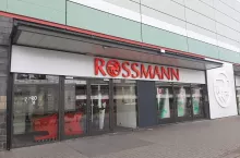 &lt;p&gt;Rossmann coraz czesciej na swoją lokalizację wybiera parki handlowe, które oferują łatwy dostęp do sklepów prosto z parkingu  &lt;/p&gt;