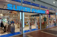 &lt;p&gt;W Polsce Super-Pharm ma około 80 stacjonarnych placówek i e-sklep. We Włoszech nie zamierza wychodzić poza e-commerce  &lt;/p&gt;