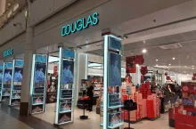 &lt;p&gt;W Polsce Douglas dysponuje siecią niemal 160 stacjonarnych perfumerii oraz e-sklepem&lt;/p&gt;