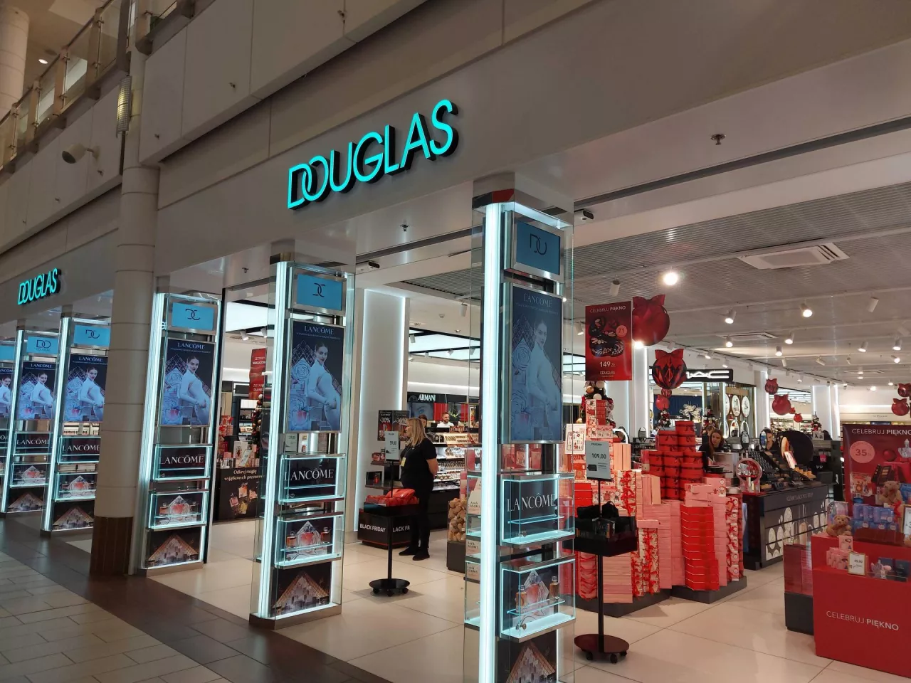 &lt;p&gt;W Polsce Douglas dysponuje siecią niemal 160 stacjonarnych perfumerii oraz e-sklepem&lt;/p&gt;