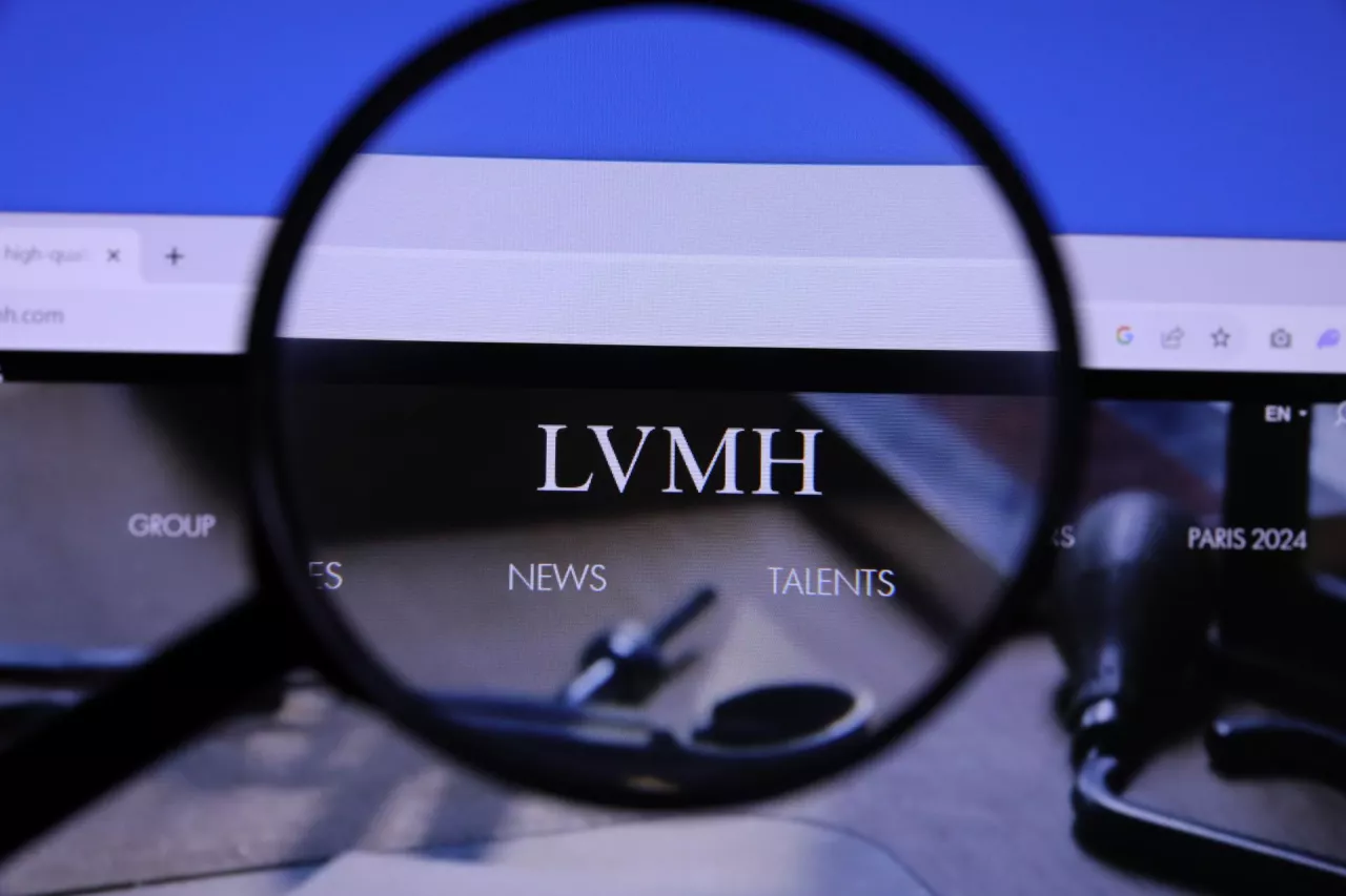 &lt;p&gt;LVMH to skrót od Moët Hennessy Louis Vuitton SE i jest to jedna z największych i najbardziej renomowanych grup luksusowych na świecie.&lt;/p&gt;