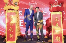 &lt;p&gt;Od lewej: Frank Meyer, starszy wiceprezes ds. badań i rozwoju w Henkel Consumer Brands oraz David Tung, prezes regionalny Henkel Consumer Brands Asia podczas otwarcia centrum badawczo-rozwojowego w Szanghaju&lt;/p&gt;