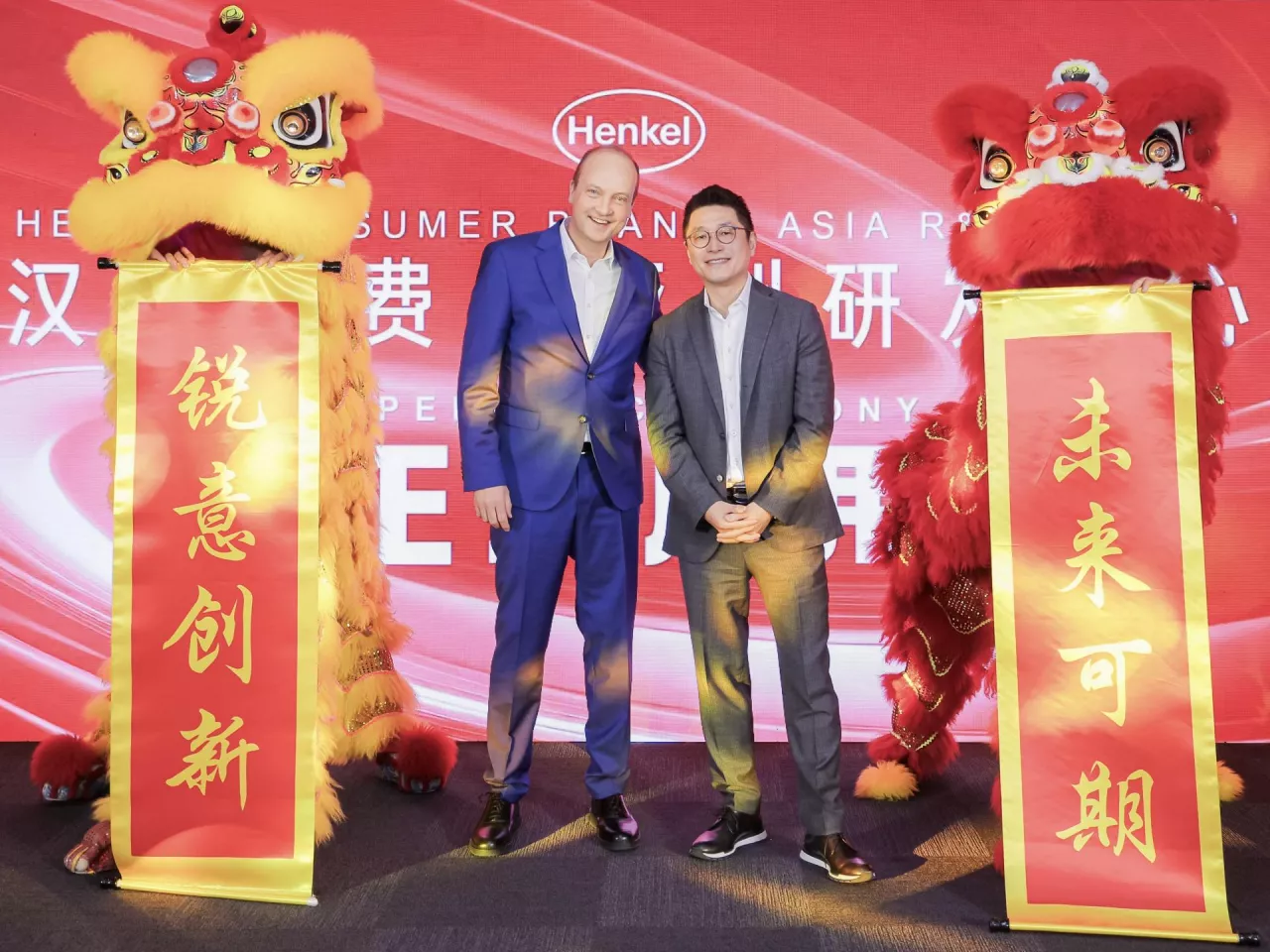 &lt;p&gt;Od lewej: Frank Meyer, starszy wiceprezes ds. badań i rozwoju w Henkel Consumer Brands oraz David Tung, prezes regionalny Henkel Consumer Brands Asia podczas otwarcia centrum badawczo-rozwojowego w Szanghaju&lt;/p&gt;