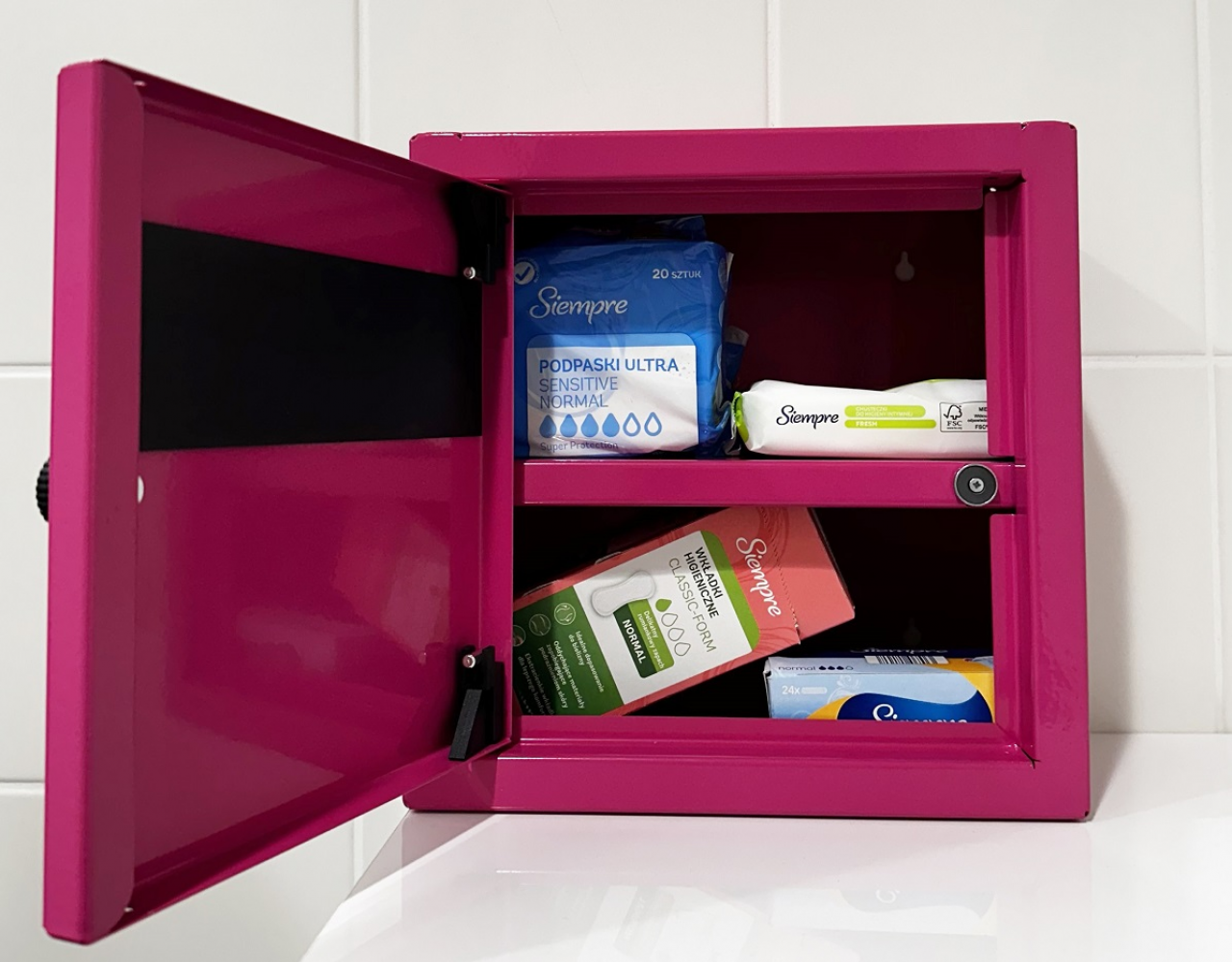 &lt;p&gt;W różowych skrzyneczkach zamontowanych w damskich toaletach dla prcownic Lidla znajdują się tampony, wkładki higieniczne, podpaski oraz chusteczki do higieny intymnej. Artykuły będą systematycznie uzupełnianie.&lt;/p&gt;