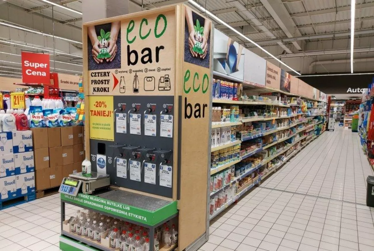 &lt;p&gt;W wybranych sklepach Carrefour działają refillomaty. Klienci mogą nalewać z nich do własnych butelek mydło do rąk oraz różne produkty do sprzątania&lt;/p&gt;