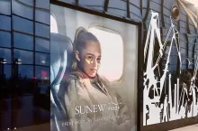 &lt;p&gt;Kampania Sunew Med na lotnisku w Gdańsku polega m.in. na reklamie wizerunkowej, wiążącej produkty marki z potrzebami skóry podczas lotu samolotem&lt;/p&gt;