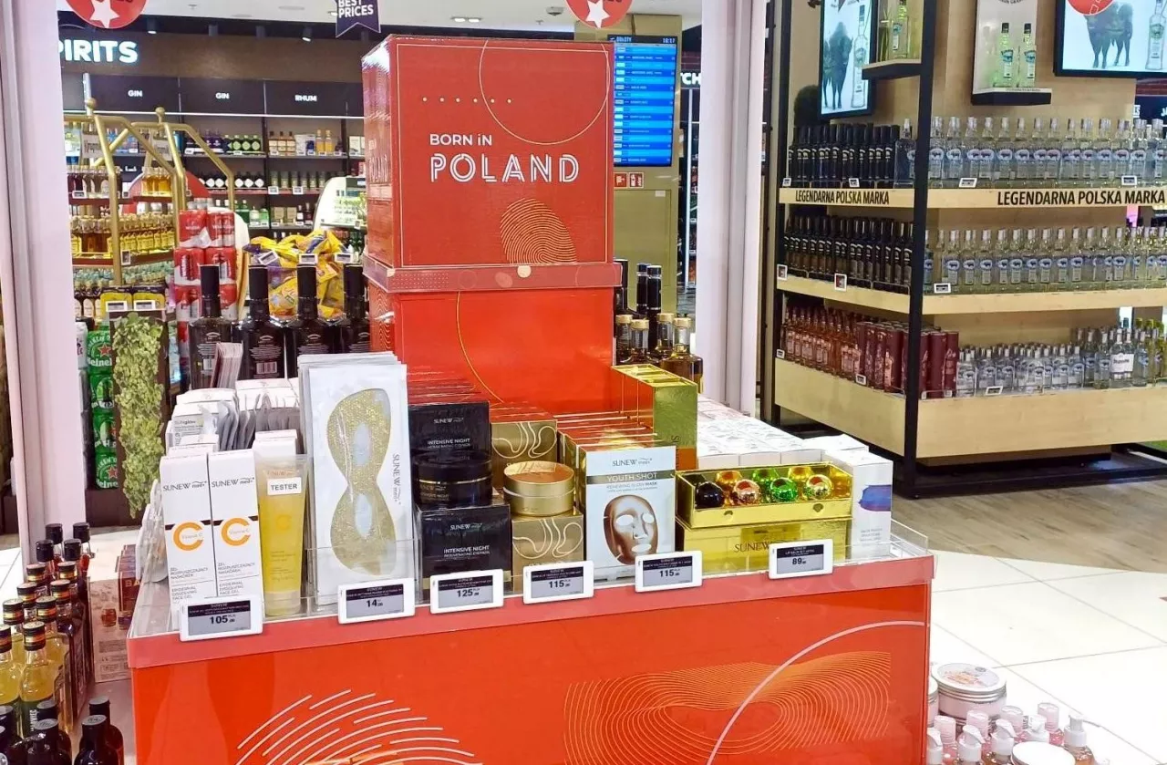 &lt;p&gt;Kampania Sunew Med na lotnisku w Gdańsku polega m.in. na reklamie wizerunkowej, wiążącej produkty marki z potrzebami skóry podczas lotu samolotem&lt;/p&gt;
