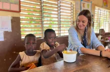 &lt;p&gt;Dzięki wsparciu marki Clarins dla Mary’s Meals, posiłki w szkołach dostają m.in. dzieci w Zambii  &lt;/p&gt;