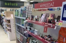 Czerwone etykiety informują o specjalnej cenie kosmetyków oraz o tym, że biorą one udział w promocji 2+1 za 1 grosz