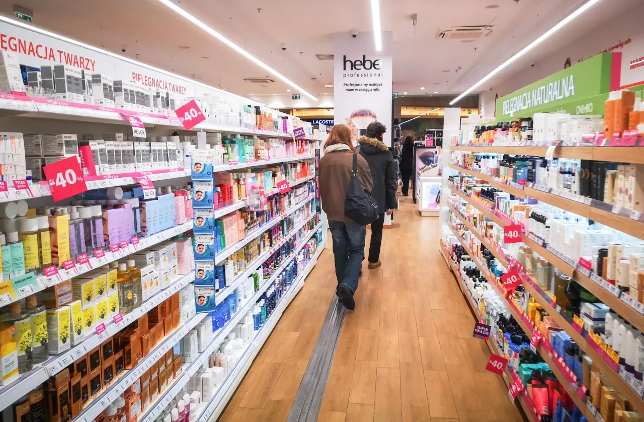 Kosmetyki pielęgnacyjne do ciała i do twarzy pozostają wiodącymi kategoriami na rynku kosmetycznym w Polsce. Na zdjęciu drogeria Hebe w warszawskich Złotych Tarasach