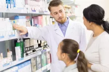 Dwie największe sieci apteczne w Szwecji wprowadziły limit wieku na zakup kosmetyków przeciwstarzeniowych. Ich placówki nie sprzedają takich preperatów dzieciom do 15 lat