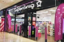 Superdrug to brytyjska sieć sklepów kosmetycznych. Ma ponad 900 drogerii na terenie Wielkiej Brytanii oraz Irlandii, spośród których około 220 połączonych jest z apteką