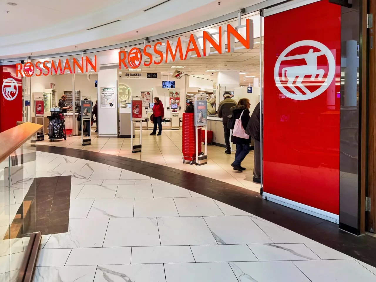 Na koniec grudnia 2023 r. sieć Rossmann w Polsce tworzyło 1787 sklepów w 684 miejscowościach.