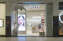 W nowej odsłonie salonu marki Ingot dużą uwagę poświęcono witrynie, która jest jednym z kluczowych elementów komunikacji. Natomiast beżowa kolorystyka wnętrza ma nawiązywać do odcienia skóry twarzy czekającej na makijaż