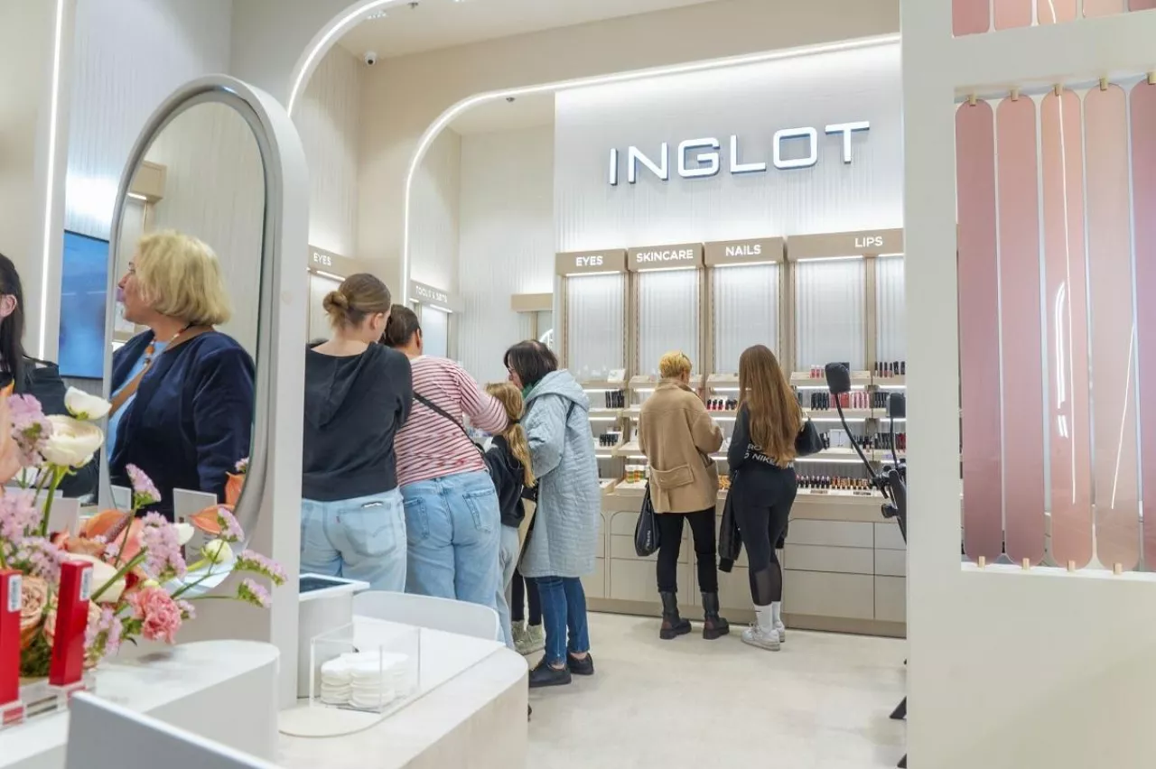 W nowej odsłonie salonu marki Ingot dużą uwagę poświęcono witrynie, która jest jednym z kluczowych elementów komunikacji. Natomiast beżowa kolorystyka wnętrza ma nawiązywać do odcienia skóry twarzy czekającej na makijaż