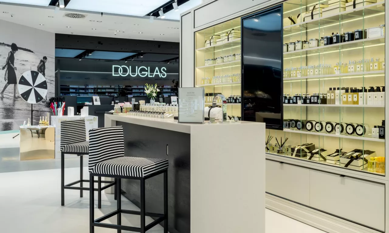Także w polsce perfumerie Douglas mają rozwiązania kreujące wyjątkowe doświadczenia. Oferują zabiegi, usługi i porady. Na zdjęciu Dauglas w warszawskiej Galerii Mokotów